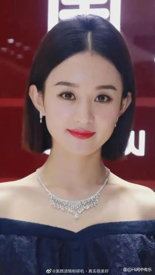 这组照片中,赵丽颖剪掉了长发,换上了一头飒爽可爱的短发,令人眼