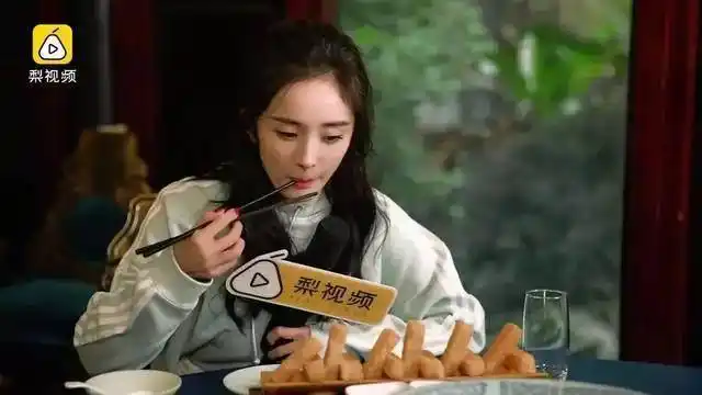 蓓盈纤:明星为何身材保持极好,看看杨幂和迪丽热巴