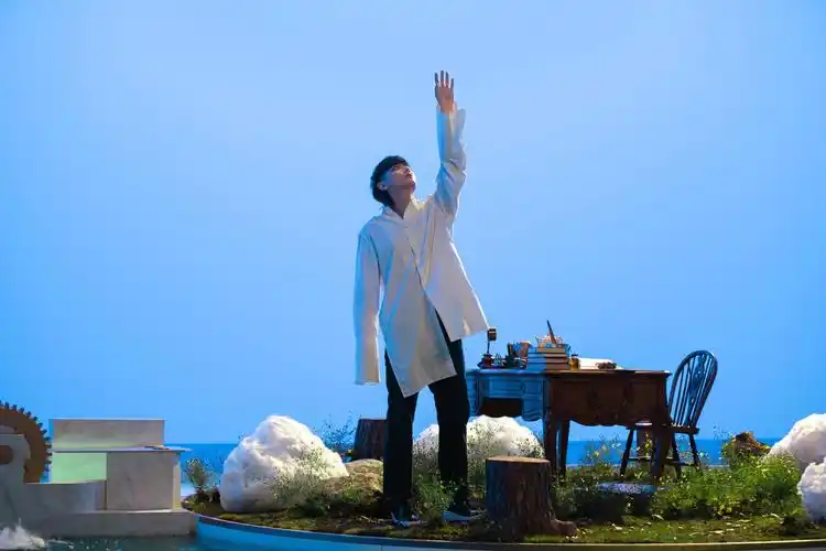 黄子韬化身白衣"撕漫男" 童心未泯与小兔子亲密互动