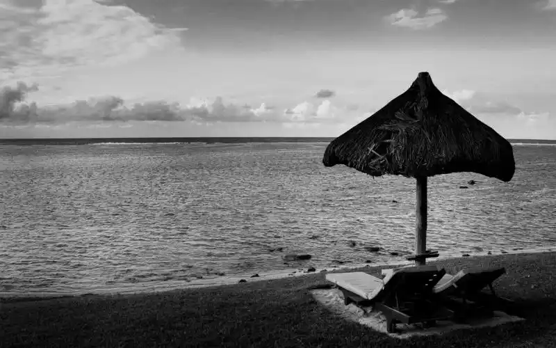 电脑壁纸 风景 海滩黑白照