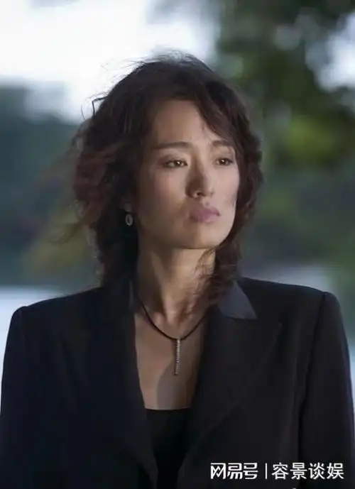 传奇女星巩俐嫁给大自己近20岁的丈夫陪马克龙访华如今怎样