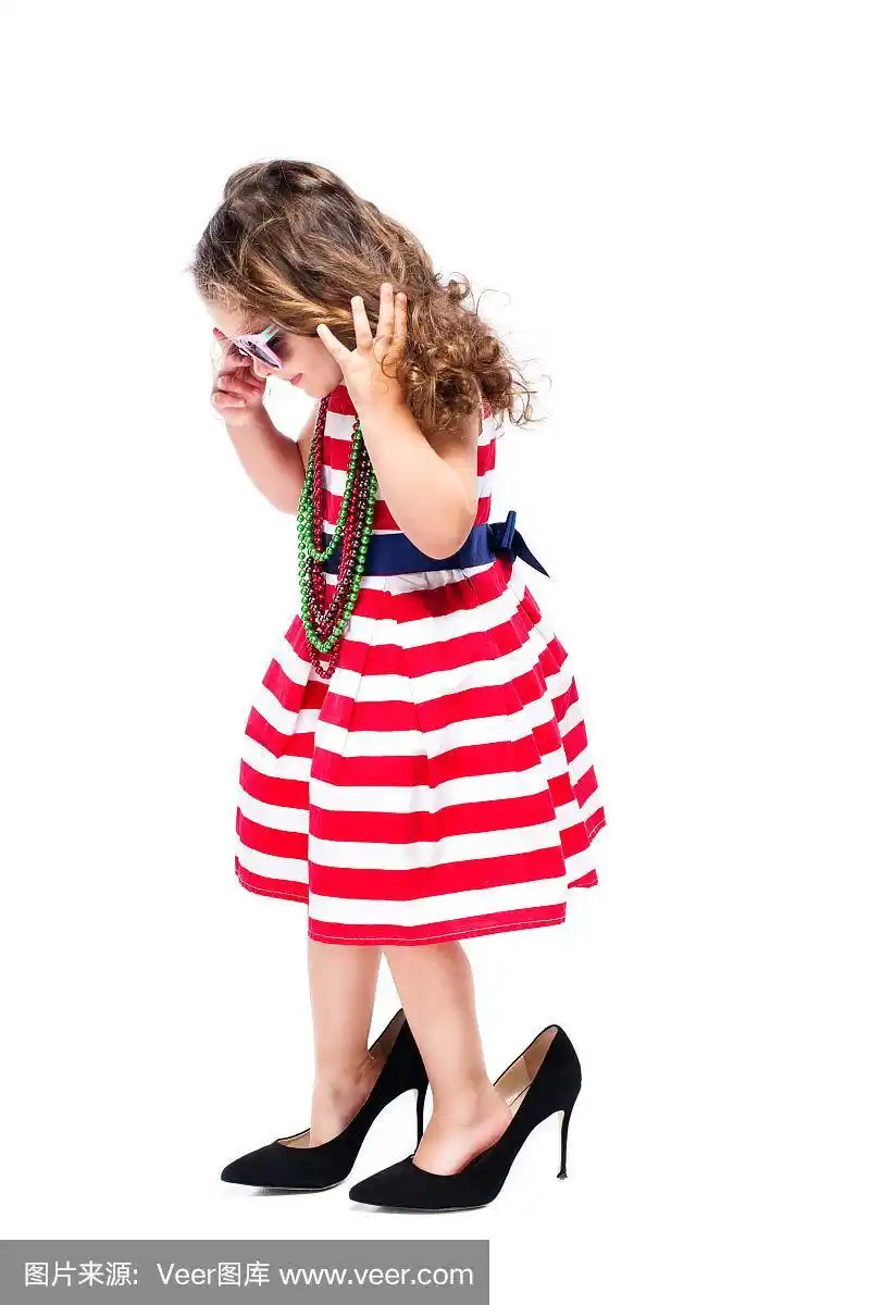 小女孩穿着大高跟鞋妈妈的鞋孤立在w