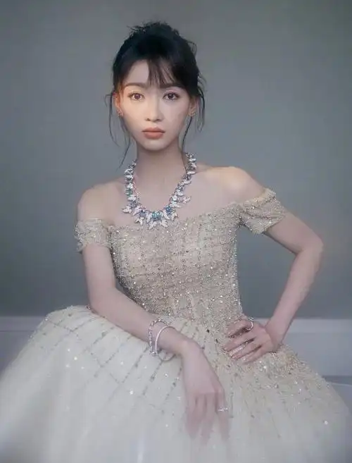 吴谨言金色公主裙吴谨言在上海出席品牌活动金色礼服造型优雅动人这次