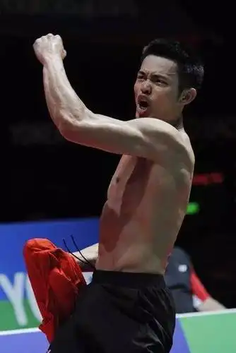 为什么林丹得冠之后总爱脱衣服?