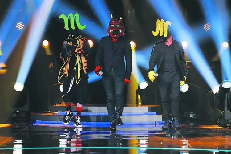 儒雅黎明画风突变 《蒙面唱将》化身"煎蛋侠"