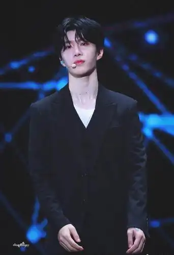 乐华七子巡演最后一站谈及十年后的自己范丞丞泪流满面惹心疼