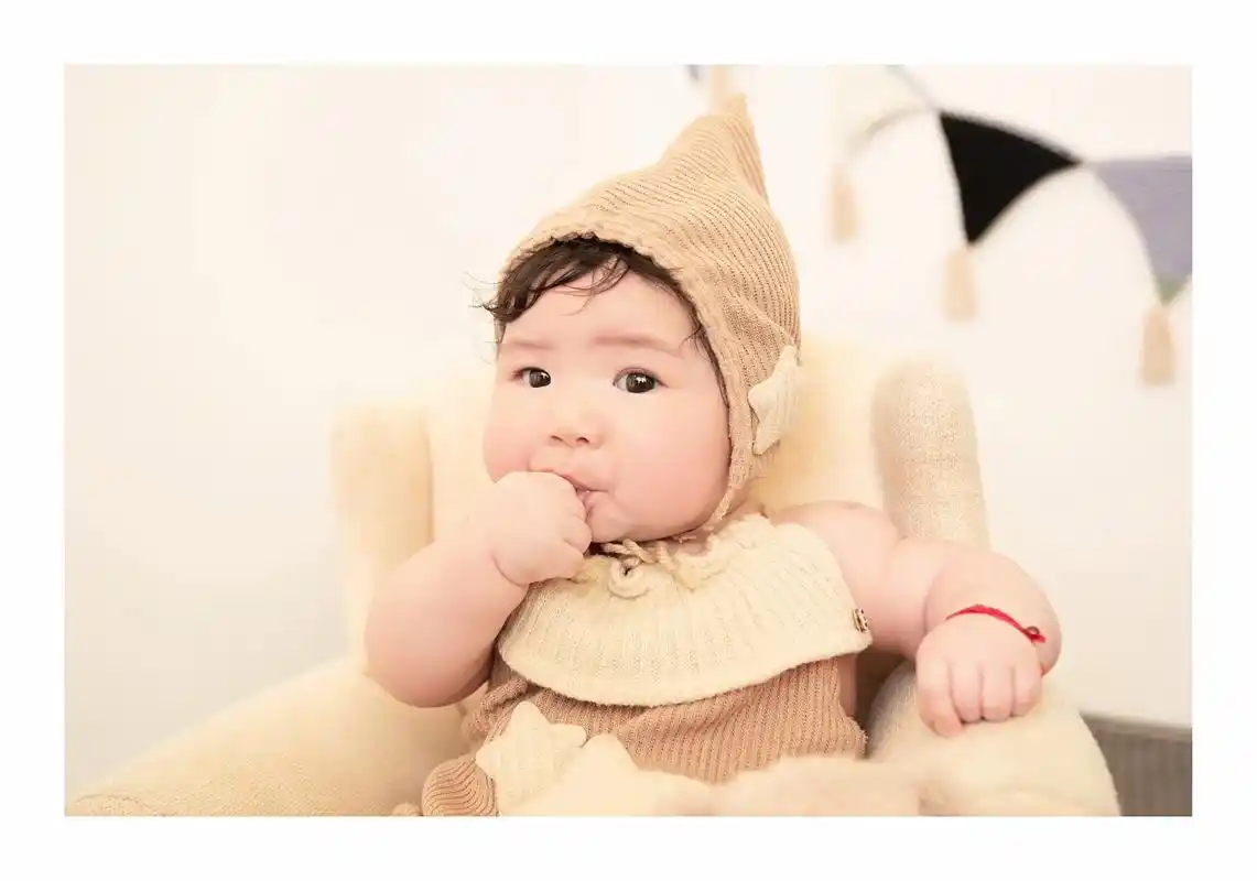 这么萌的baby一整个可爱住!宝宝的百日照出来啦! 她就像小 - 抖音