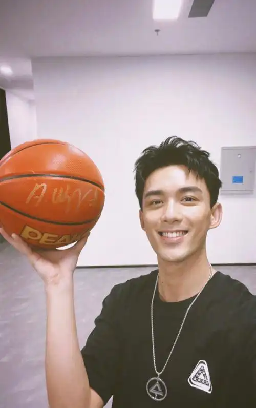 吴磊发了200个谢##吴磊拥抱大雪##吴磊生日营业照