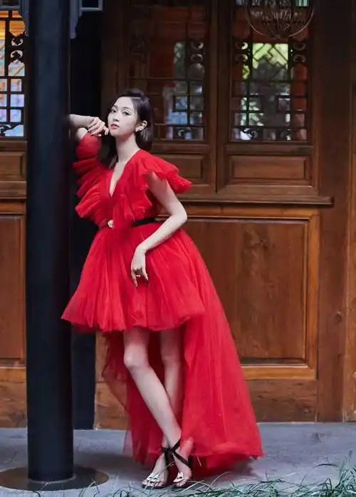 吴宣仪气质这么好,穿大红色轻纱裙配高跟鞋,性感不失少女_亮片_上衣