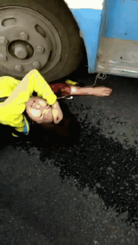 好可惜女孩被好汉坡农巴甩出车外手臂当场碾断惨烈慎点