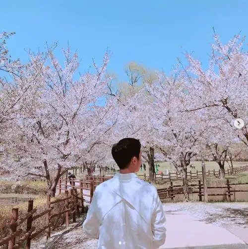 让一个男人从背影就开始变帅的,非白衬衫莫属了.