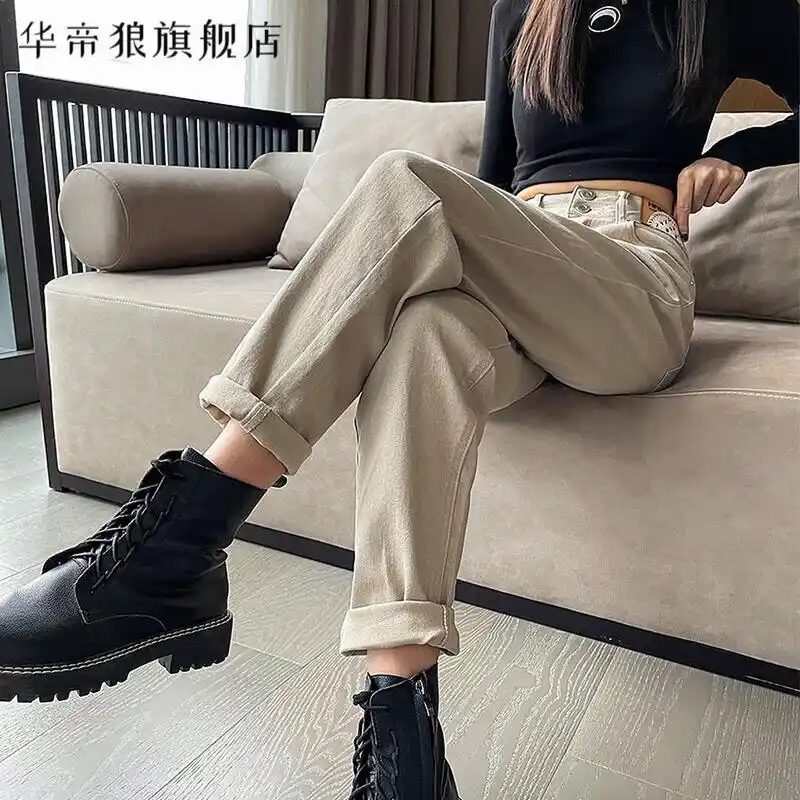 白色的裤子是夏季衣橱中非常实用的单品,但是选择什么样式的鞋子搭配