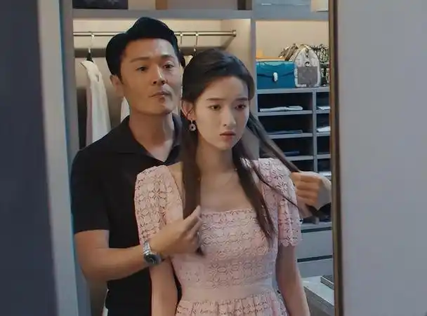 比如二十六岁的向南被掌控欲极强的男友pua,对方希望向南辞掉工作