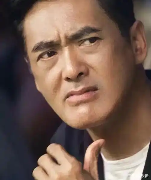 不愧是周润发,66岁获荣誉博士,虽满头白发,但帅气魅力不减当年