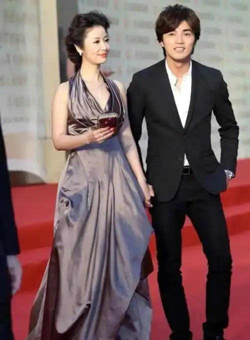 38岁贺军翔仿佛吃了防腐剂容颜15年未变把一旁林心如衬成大姐