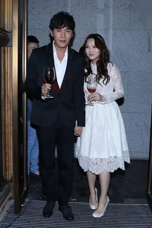 伊能静与小10岁老公站一起一身萝莉蕾丝裙看着也没啥年龄差