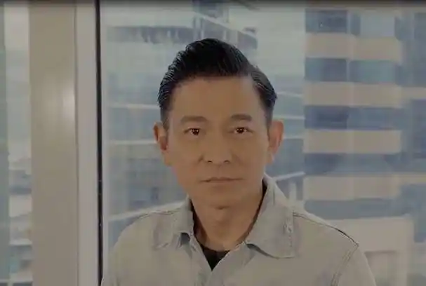 刘德华在视频里面太好玩了,妆容发型都是自己一手搞定的,天王对着镜子