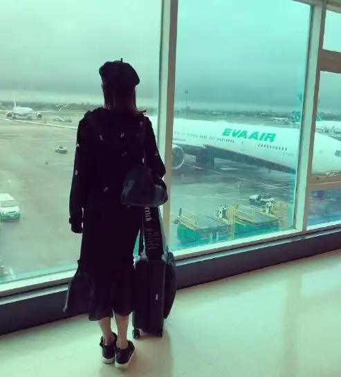 是独自现身机场,还有人专程在她身后,为她拍下一张比较唯美的背影照片