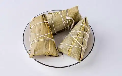 端午节美食白天一盘粽子室内餐桌静物摆拍摄影图配图