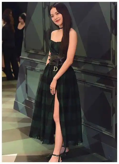 金智秀真会穿穿格纹长裙亮相女神范十足手臂却意外抢镜了