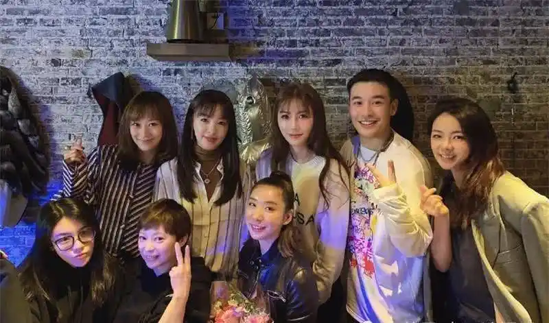 15岁择偶标准曝光baby与闺蜜聚餐网友为什么几个人长得那么像