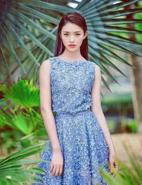 林允一身羽绒服很保暖,网友这个这个酒窝真好看呢!_感觉_时尚_黑色