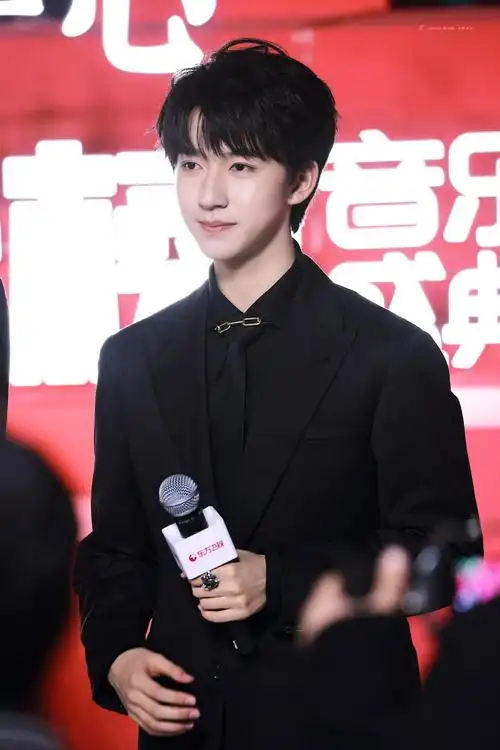 贺峻霖黑色西装造型气质好绝少年初长成期待一会舞台