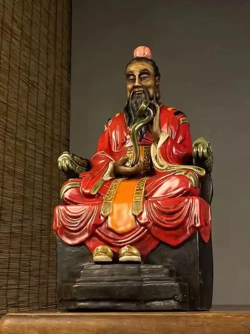 石湾窑灵宝天尊造像摆件尺寸:  高42厘米  灵宝天尊是公认的道教始祖