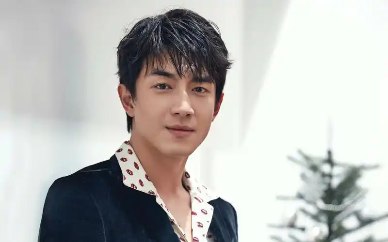 林更新深夜约会短发女子,贴心帮对方背包,王丽坤的发文耐人寻味