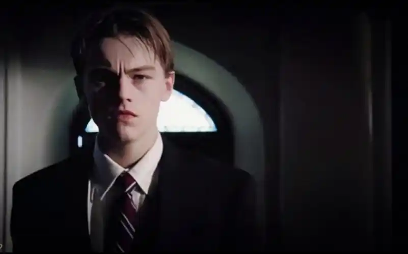 21岁边缘日记莱昂纳多小李子穿黑色长皮衣手持黑色长枪帅死我了啊啊啊