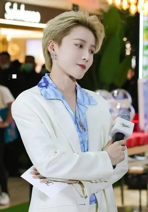 刘雨昕超短发拉风花衬衣白外搭西装凹造型金黄发色酷帅有型