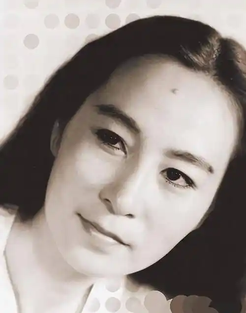 年轻时候的奚美娟老师,整体穿搭就是比较简约大气的,看看下图她年轻