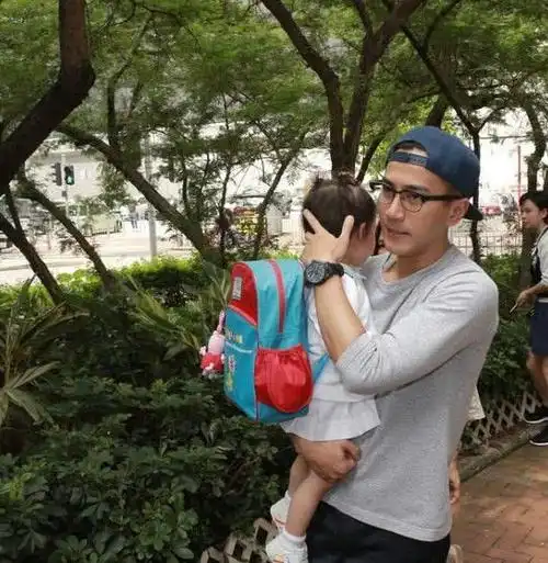 小糯米正面照像极了杨幂不过这次媒体也手下留情了