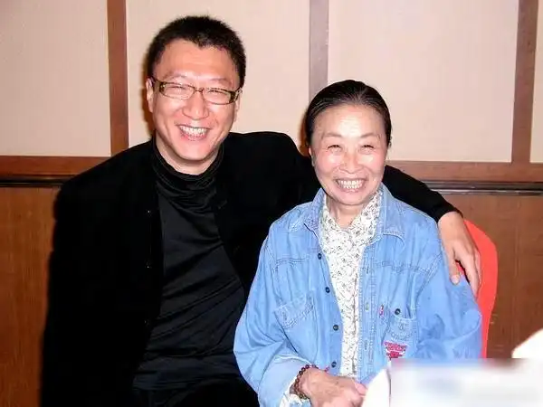 丑娘张少华和老伴恩爱几十年现已减少拍戏享受天伦之乐