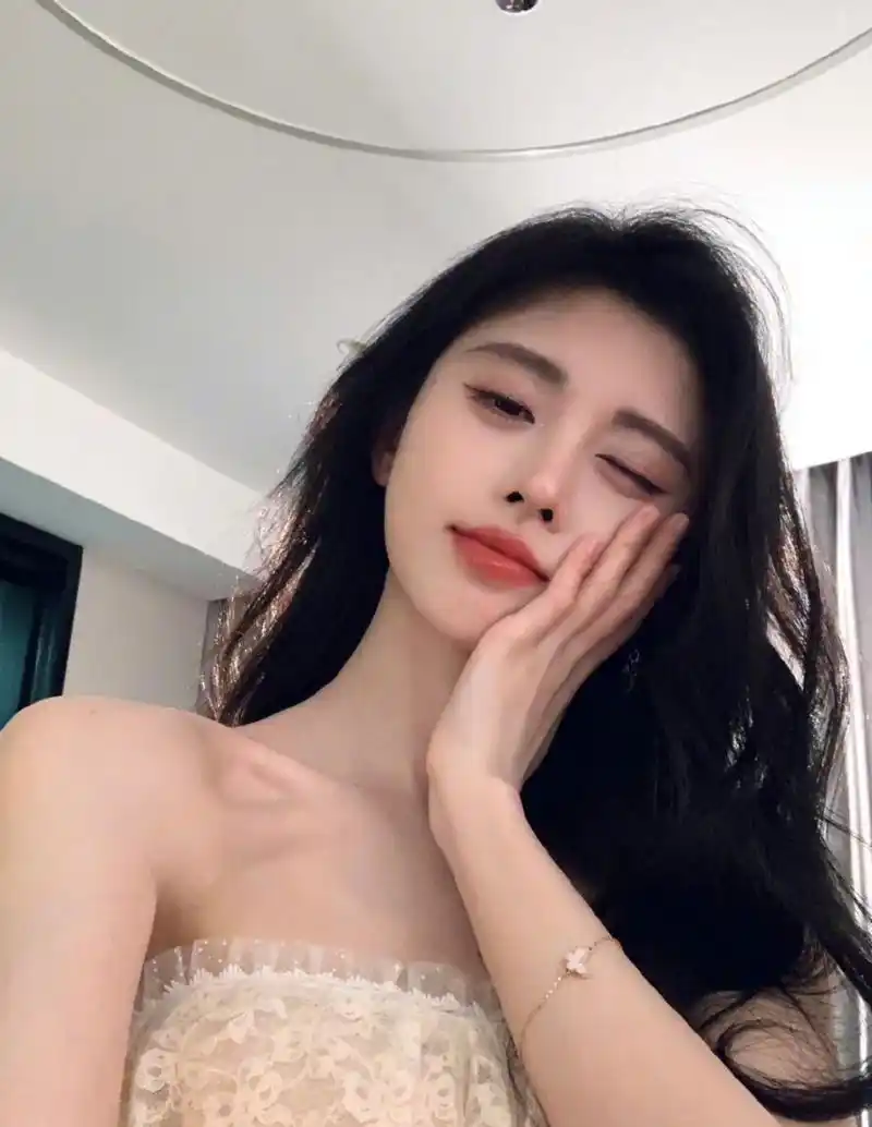 鞠婧祎的拍照pose真是每次不重样,她晒出多张生活照,光线和角度都堪称