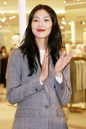 刘雯灰色西装帅气撩人,网友:头发是几天没洗了吗