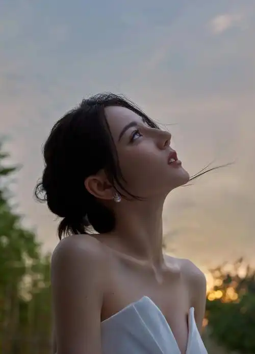 迪丽热巴化身仙气白天鹅花苞裙内极致锁骨线条超美