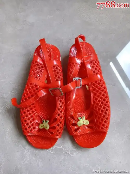八十年代怀旧收藏品一一儿童塑料女孩凉鞋
