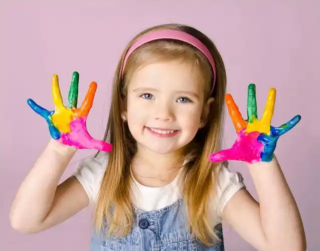 画画的小女孩笑容笑脸