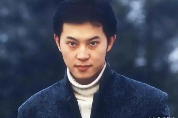 18岁黄渤算了,18岁沈腾也罢了,看到18岁雷佳音我真憋不住了