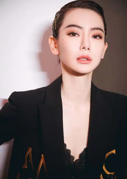 戚薇的"铅笔腿"火了,短装穿搭展现完美腿型