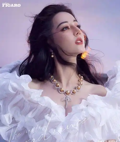 迪丽热巴这次的形象非常具有表现力,展现了他的时尚品味和个人美感