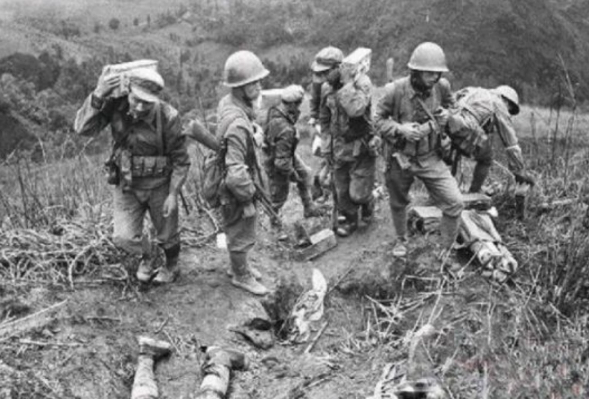 法卡山战役:50天打退敌军数十次反扑,幸存者战后相拥而泣