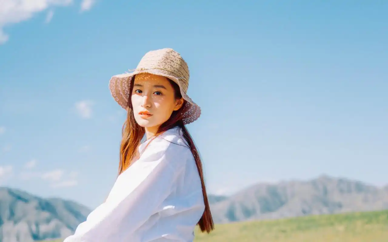 戴帽子的文艺女生户外日系写真电脑壁纸