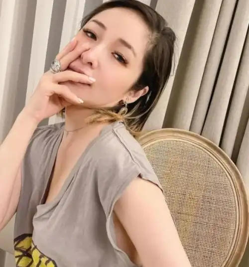 42岁萧亚轩近况曝光晒素颜照曝脸上伤疤网友力挺依然是女神