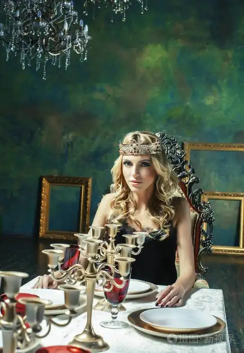 在童话豪华的内饰与 em 戴皇冠的年轻金发美女