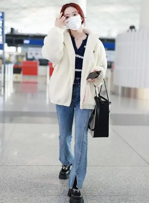 张紫宁身穿白色羊羔毛外套搭配开叉牛仔裤,优雅迷人!__财经头条