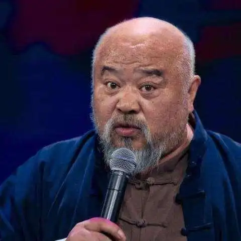 67岁老戏骨李琦做核酸头发全白大腹便便走路不稳想当志愿者