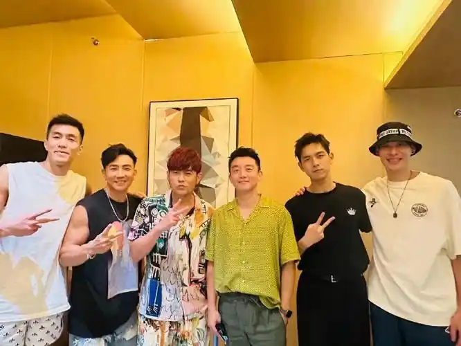 周杰伦晒了和李现的合照##周杰伦李现中间隔着郑恺