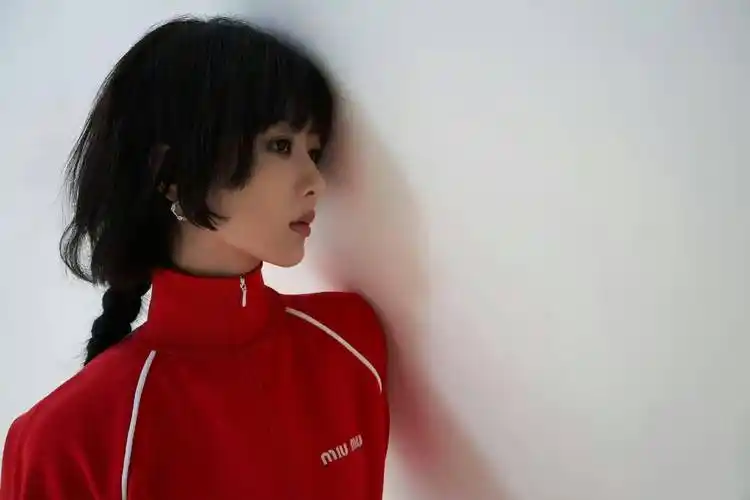 杨紫拍摄大片换了这款齐耳短发 空气刘海的发型,演绎出来的造型十分